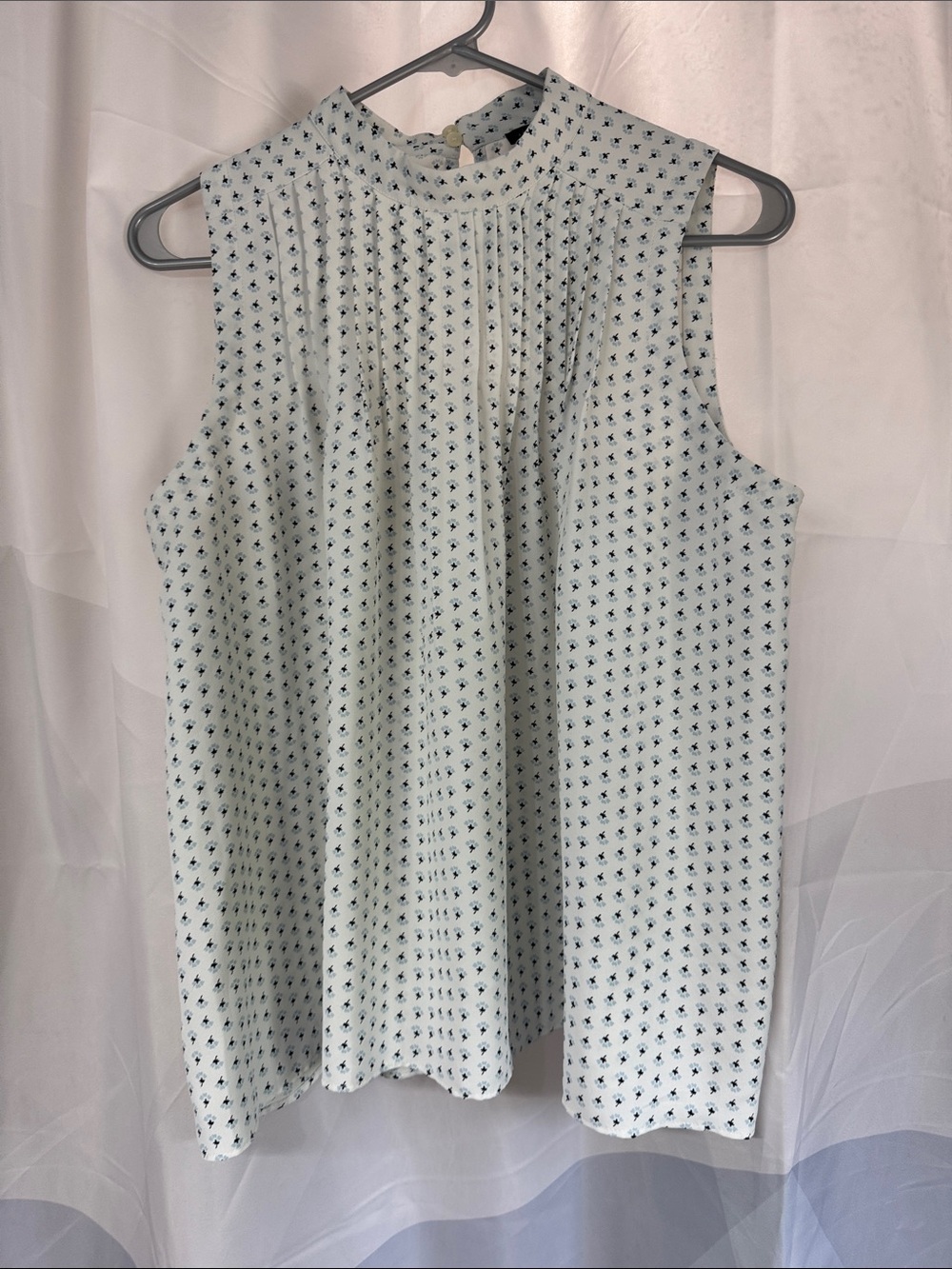 Ann Taylor Blue And White Floral Sleeveless Blouse - Size Small